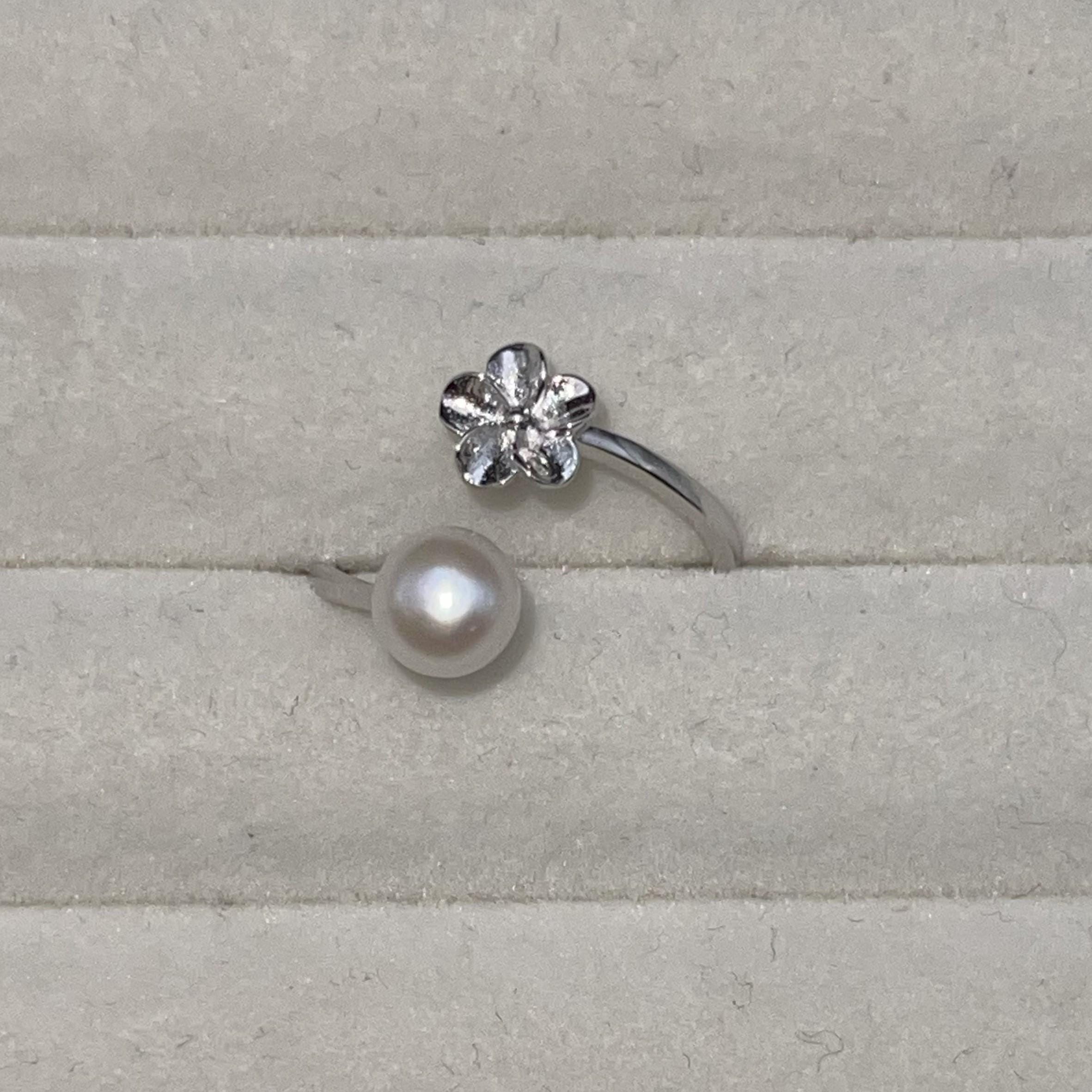 Small Flower Detail Pearl Ring