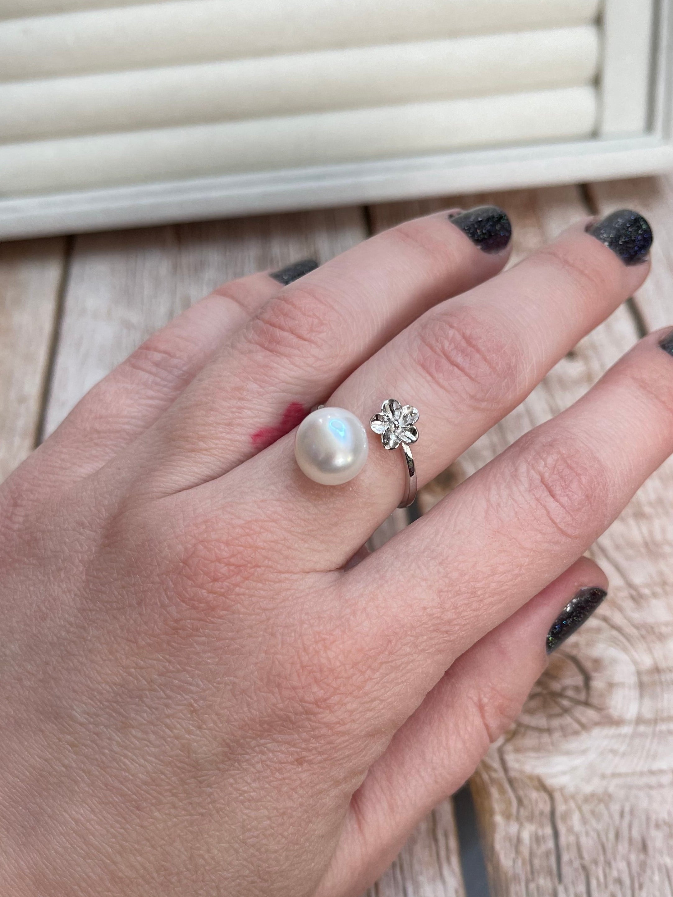 Flower Detail Pearl Ring