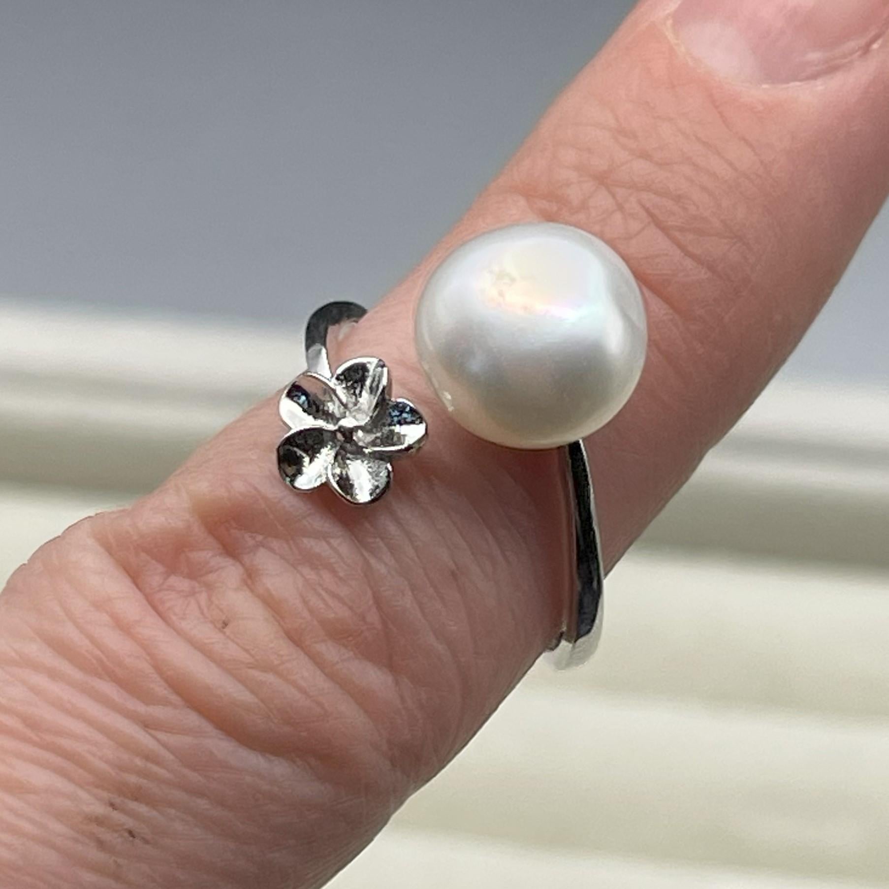 Flower Detail Pearl Ring