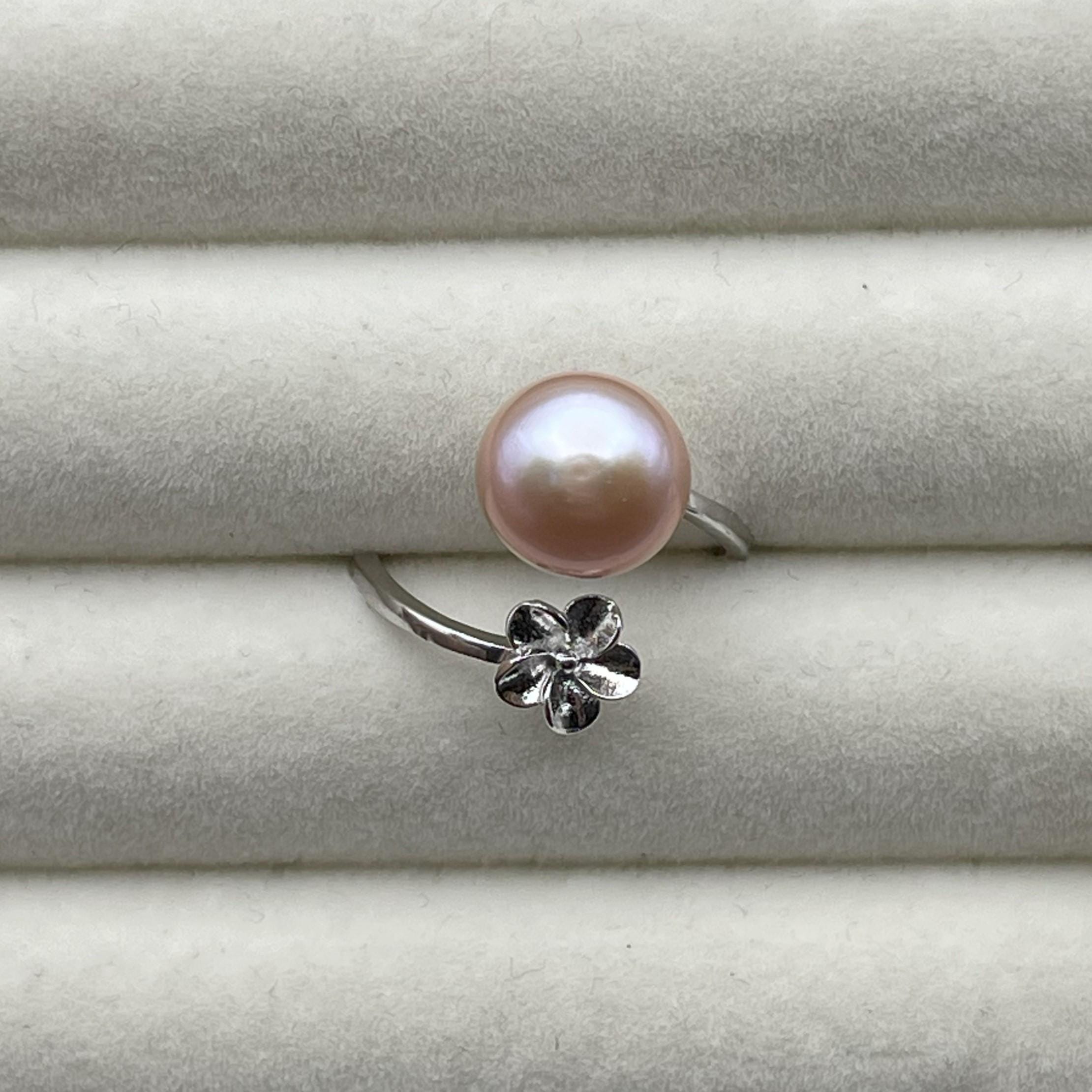 Flower Detail Pearl Ring