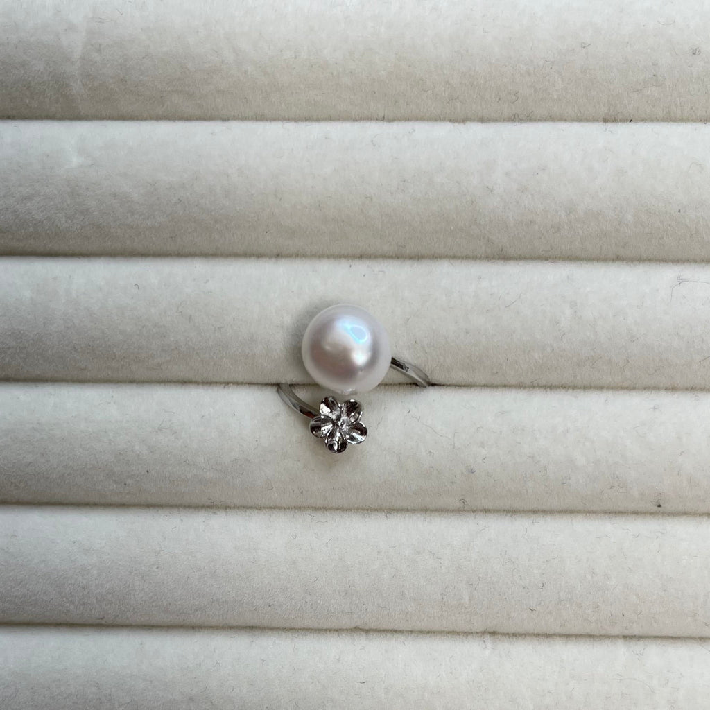 Flower Detail Pearl Ring
