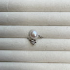 Flower Detail Pearl Ring