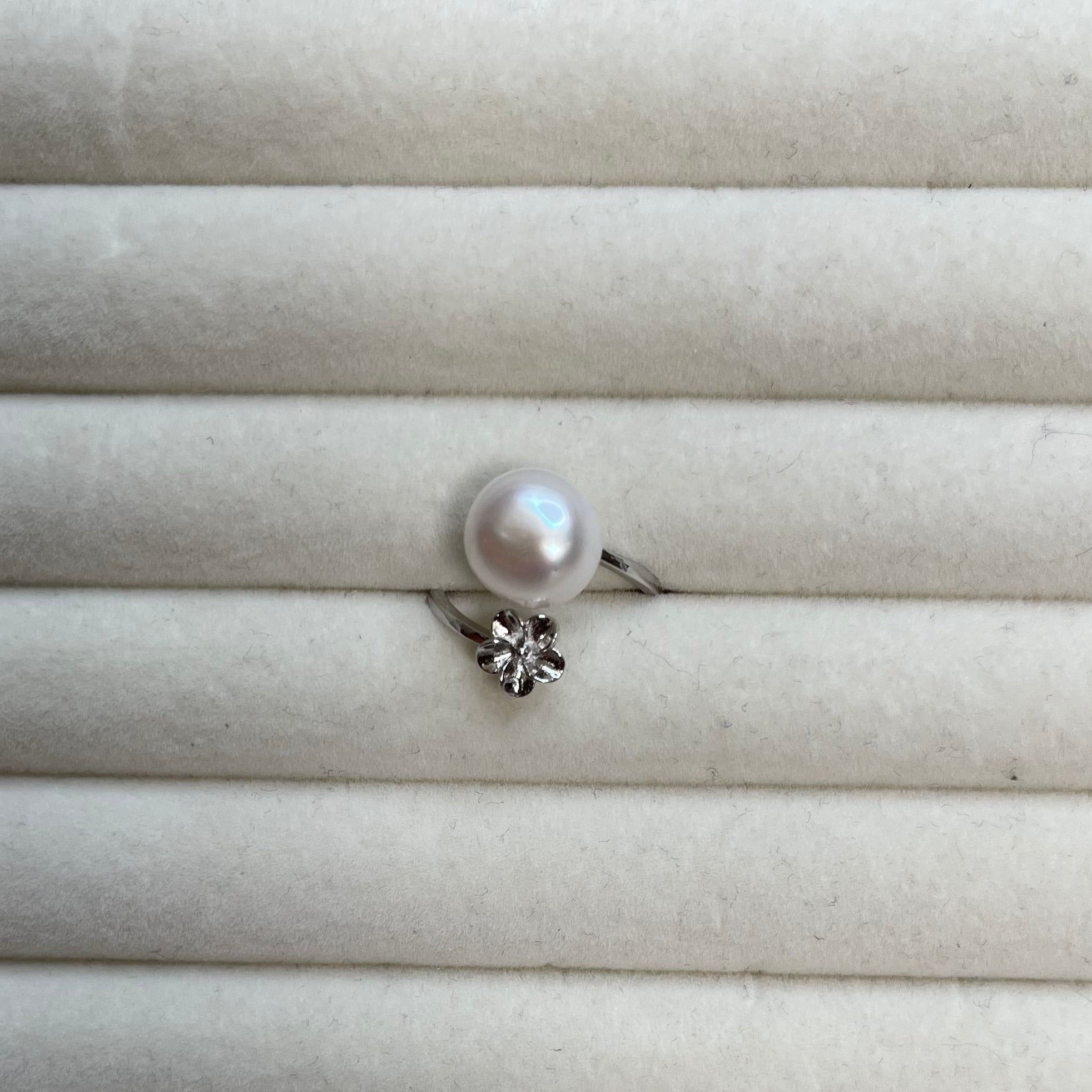 Flower Detail Pearl Ring