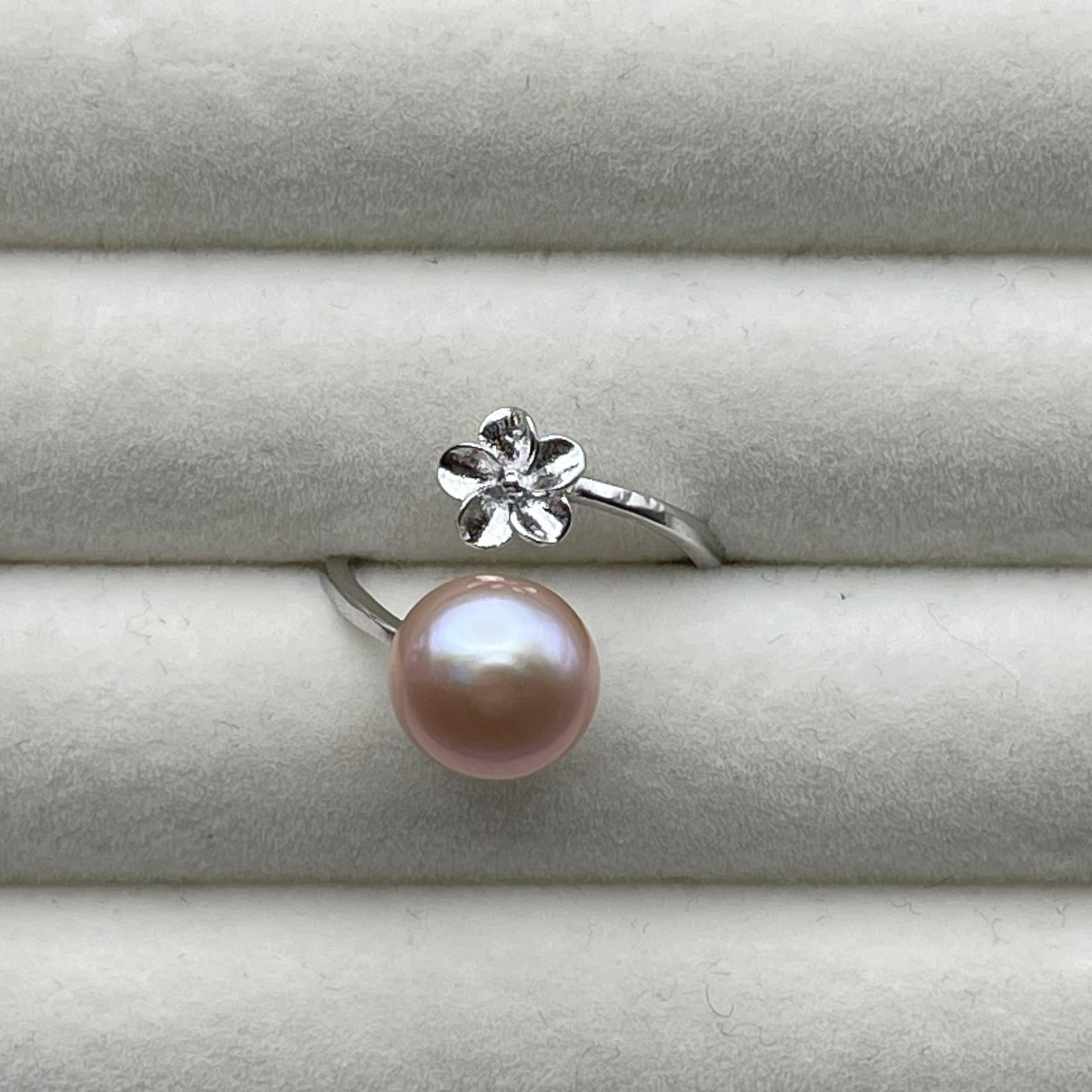 Flower Detail Pearl Ring