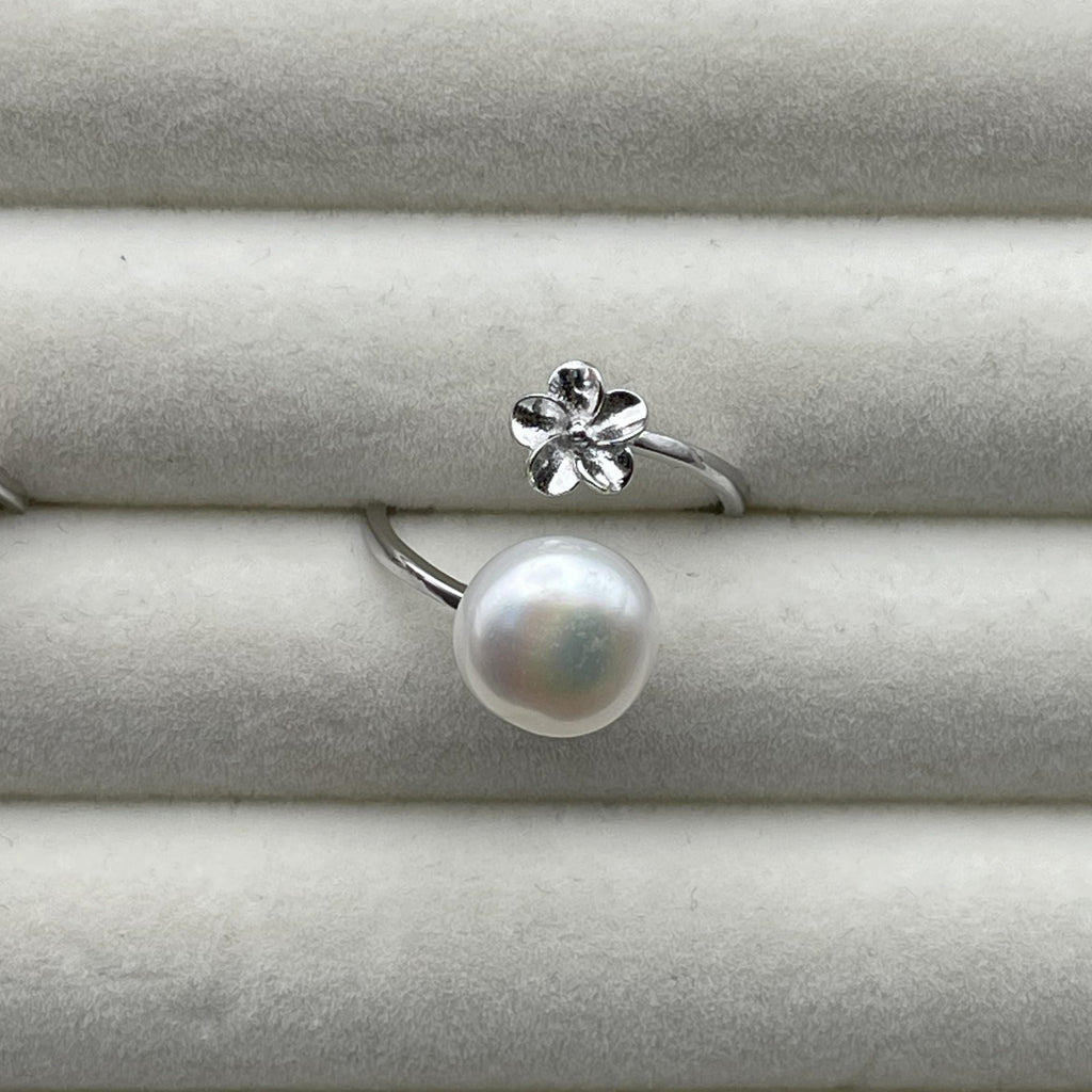 Flower Detail Pearl Ring