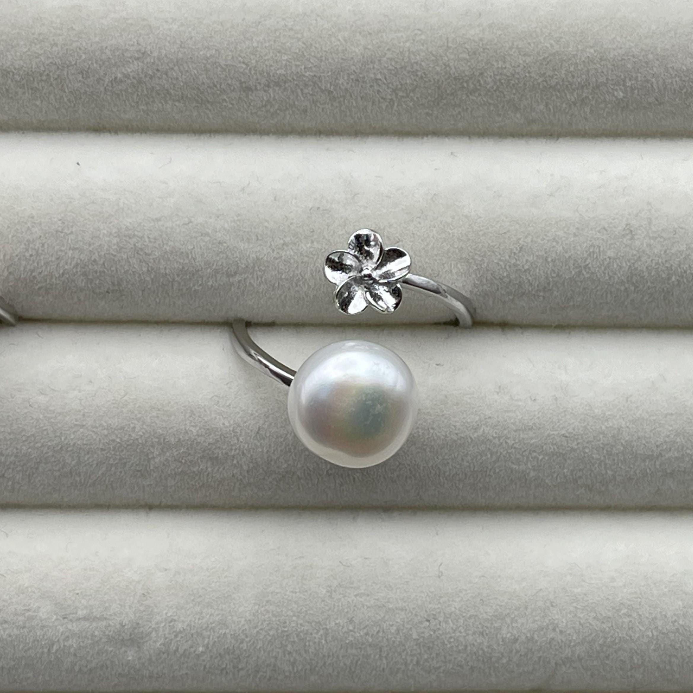 Flower Detail Pearl Ring