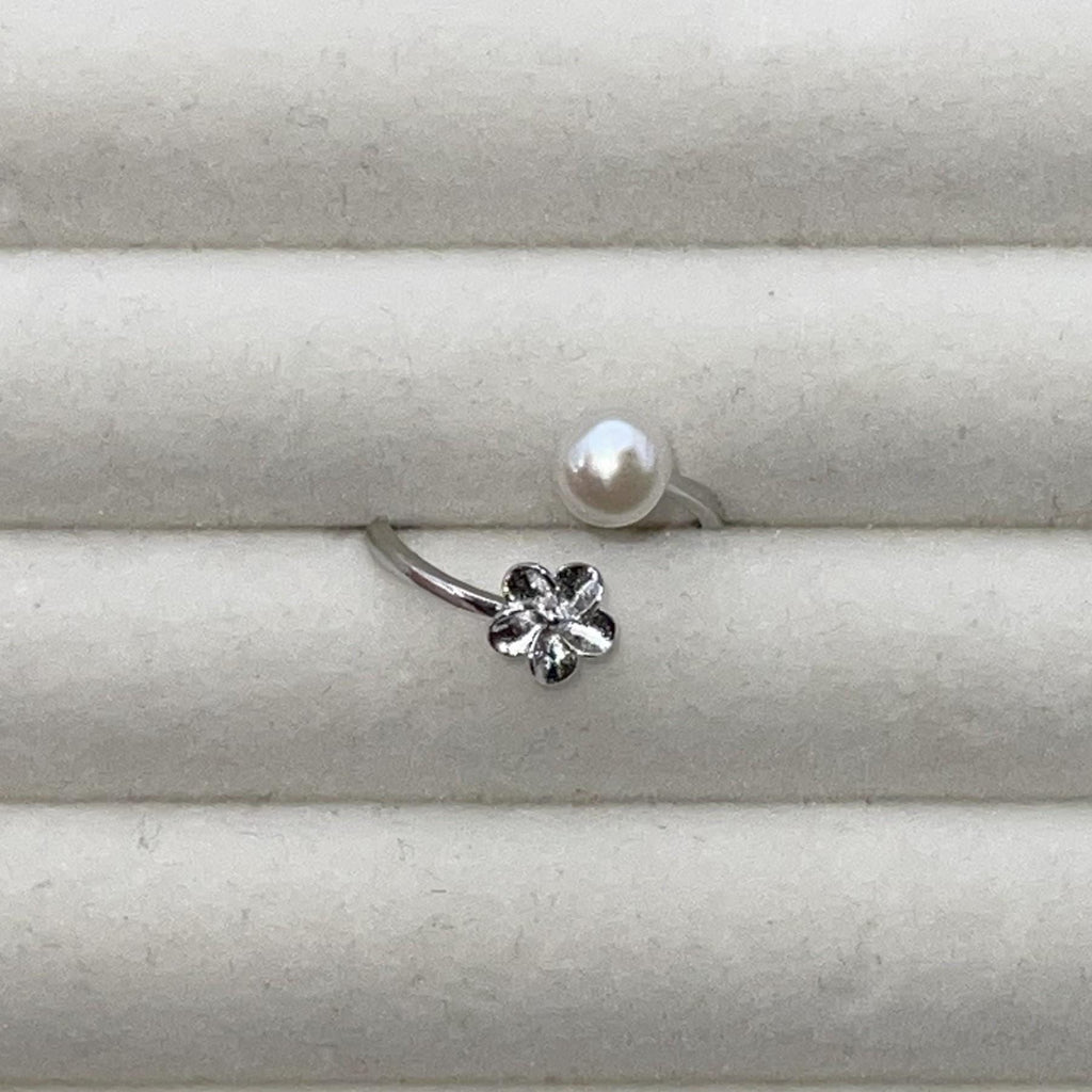 Small Flower Detail Pearl Ring
