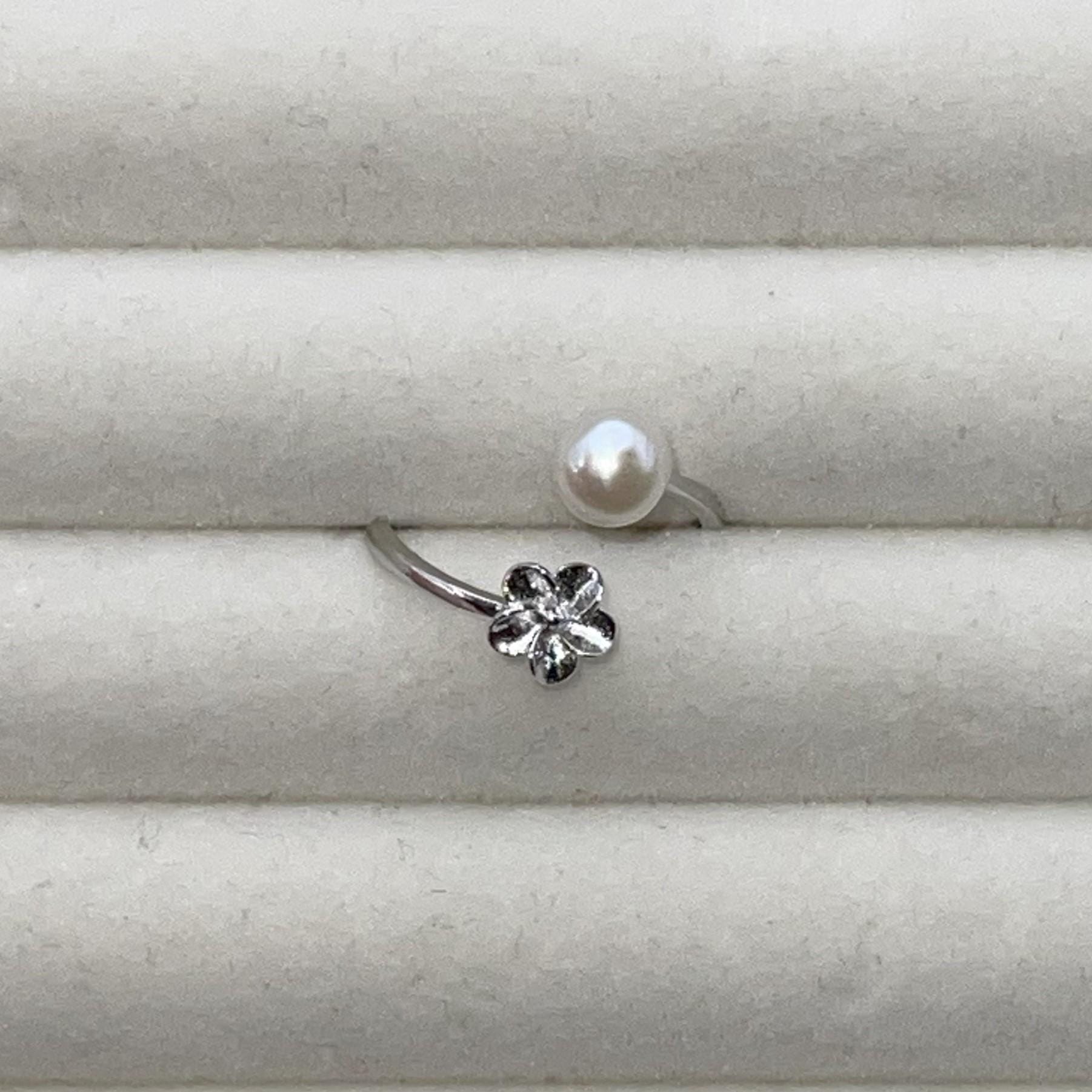 Small Flower Detail Pearl Ring