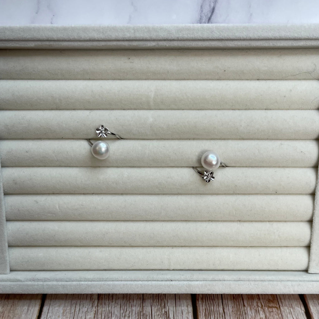 Flower Detail Pearl Ring