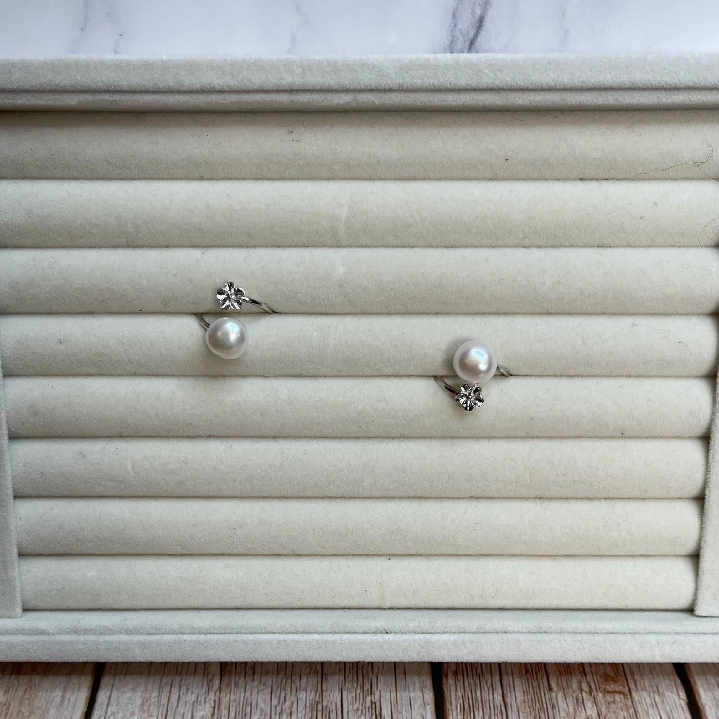 Flower Detail Pearl Ring