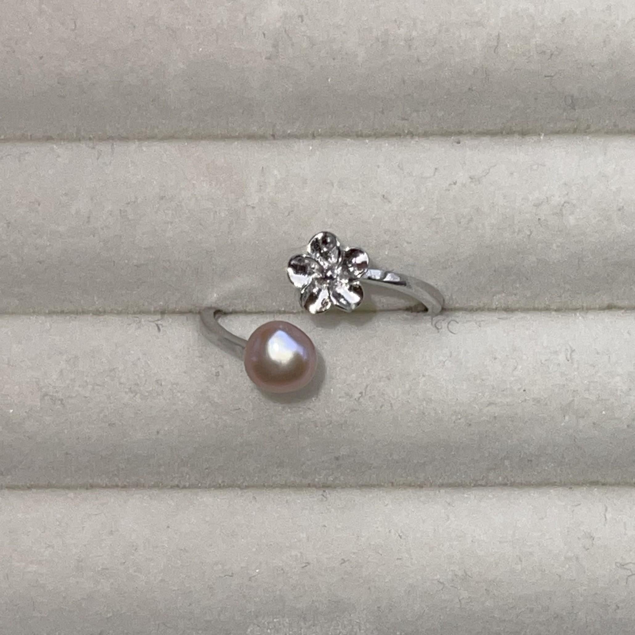 Small Flower Detail Pearl Ring