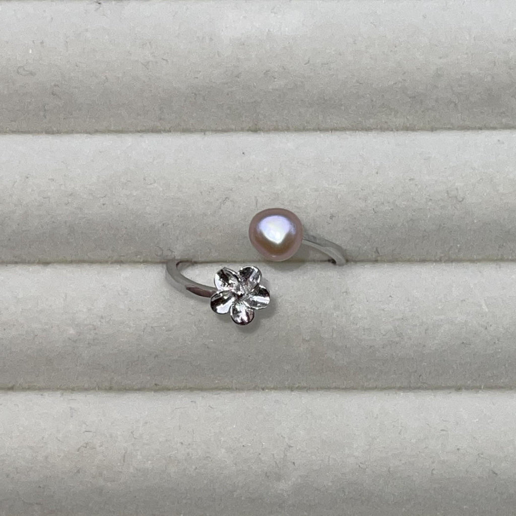 Small Flower Detail Pearl Ring