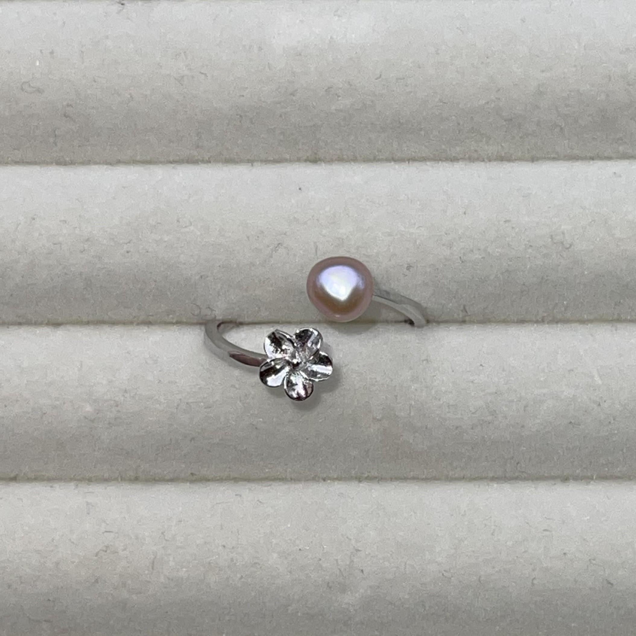 Small Flower Detail Pearl Ring