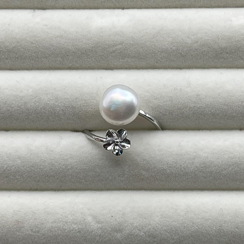 Flower Detail Pearl Ring