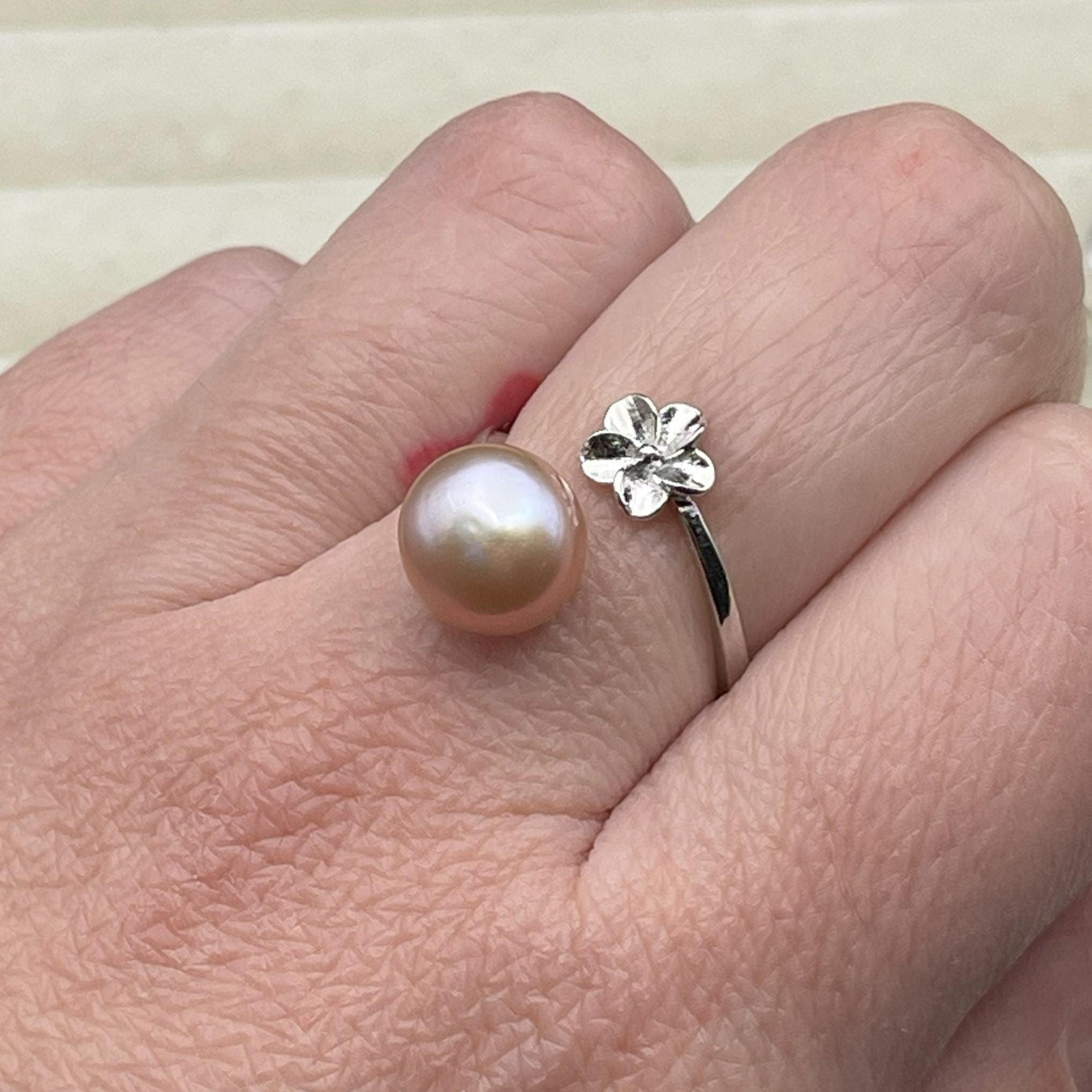 Flower Detail Pearl Ring